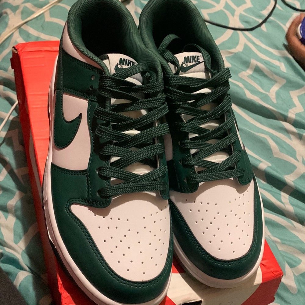 Nike low dunks size 9.5 color green and white